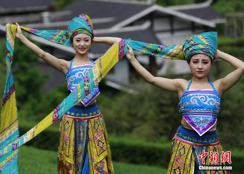 張家界市武陵源で見事なショーを披露するミャオ族の女性たち　湖南省