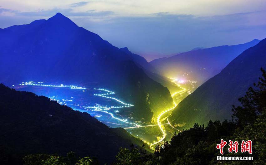 暗闇に鮮やかに輝く道　湖北省興山県のシンボル「三峡水上道路」