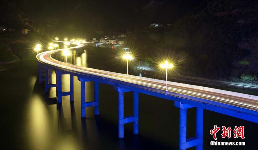 暗闇に鮮やかに輝く道　湖北省興山県のシンボル「三峡水上道路」