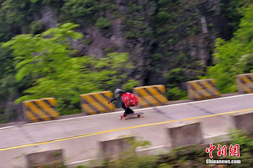 湖南省天門山の険しい山道をわずか18分で走破したスケートボード選手