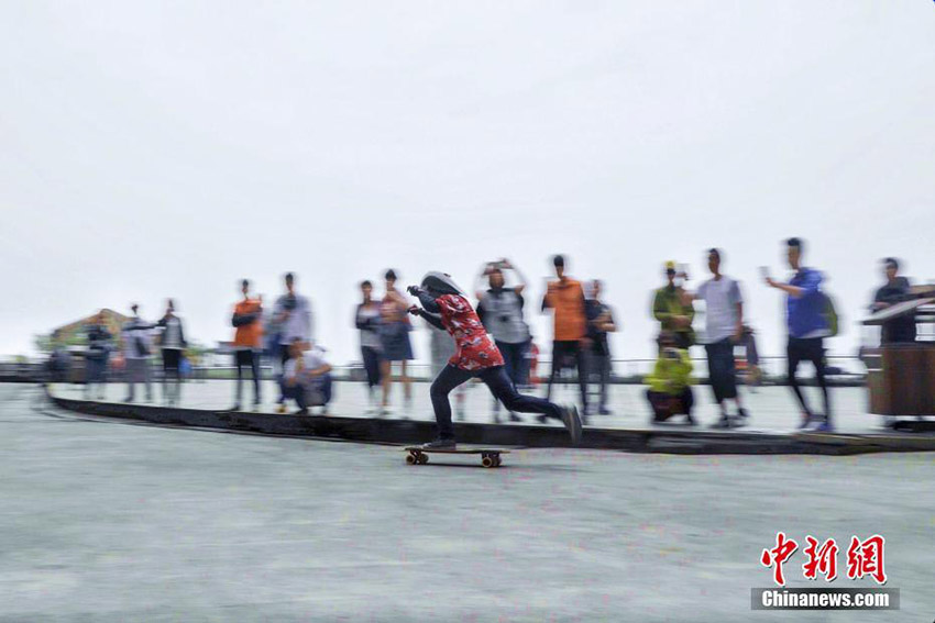湖南省天門山の険しい山道をわずか18分で走破したスケートボード選手