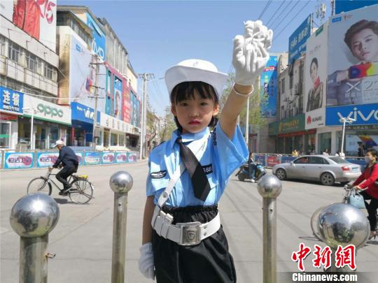 甘粛省白銀市に「子供交通警察官」登場！交通整備を体験