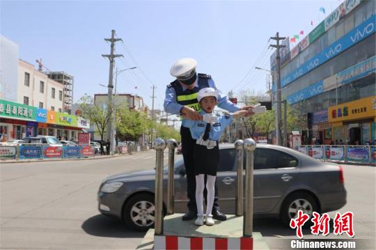 甘粛省白銀市に「子供交通警察官」登場！交通整備を体験