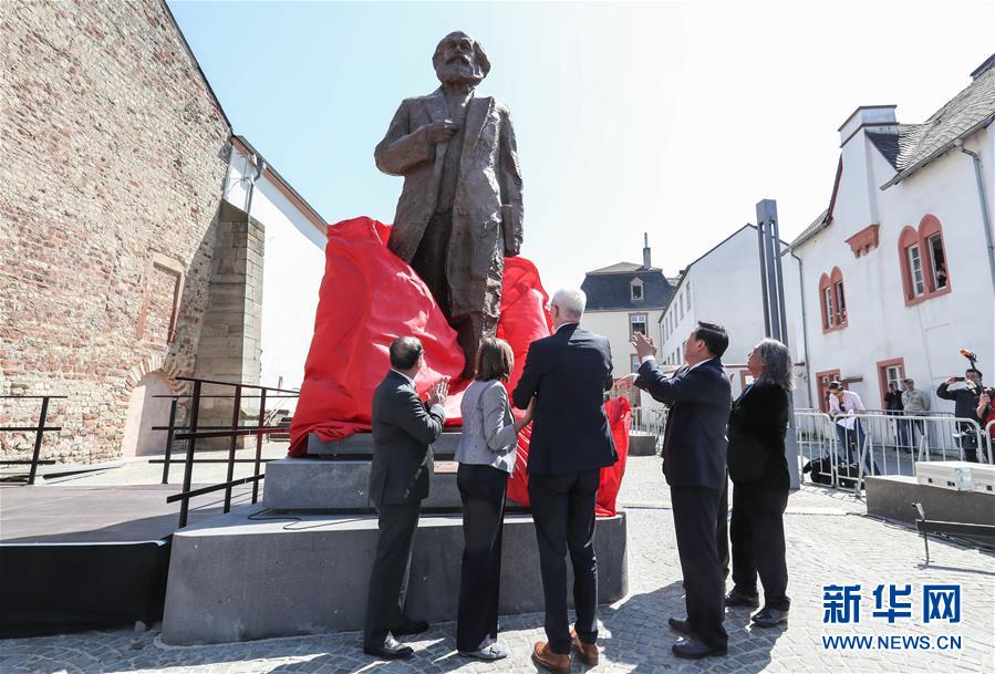 中国寄贈のマルクス像がドイツで除幕