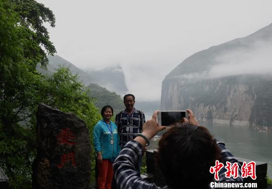 10元札のデザインに使われている重慶市の瞿塘峡は人気の撮影スポット