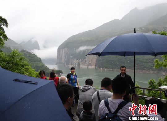 10元札のデザインに使われている重慶市の瞿塘峡は人気の撮影スポット