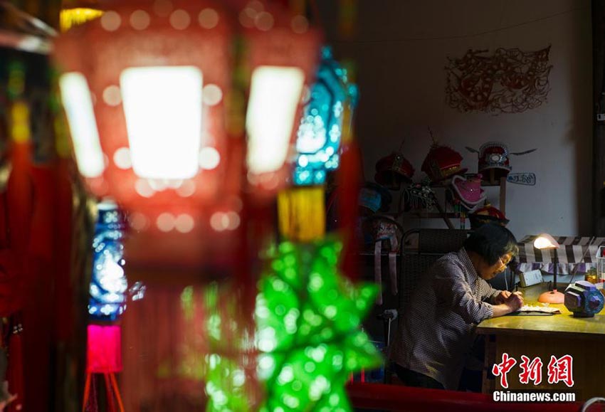 中国の無形文化遺産　浙江省仙居県の刺繍入り骨なし灯籠工芸