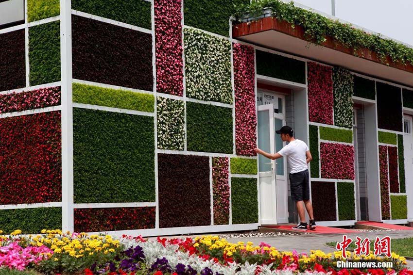外壁には様々な観葉植物　立体緑化公衆トイレが北京に登場