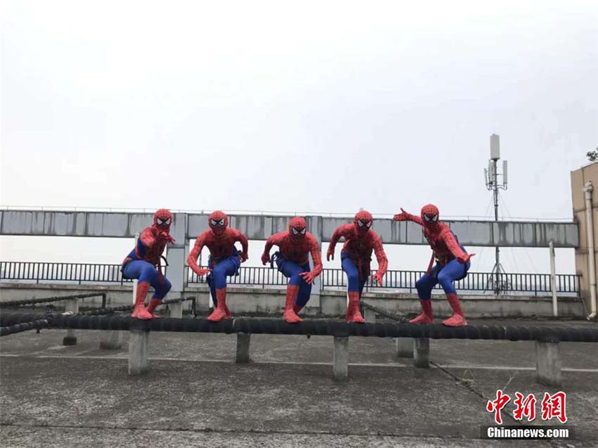 教官らが「スパイダーマン」に扮し、高層階からの緊急退避方法を実演