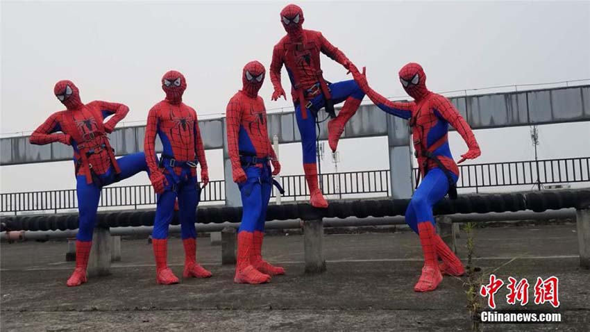 教官らが「スパイダーマン」に扮し、高層階からの緊急退避方法を実演