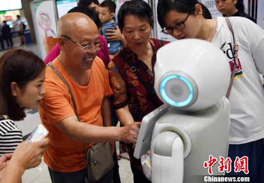福建省初の病院案内ロボット「小医」が福州市に登場
