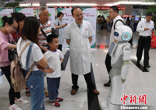 福建省初の病院案内ロボット「小医」が福州市に登場