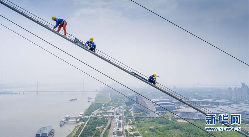 「雲の上の労働者」　武漢市の楊泗港長江大橋で働く人々