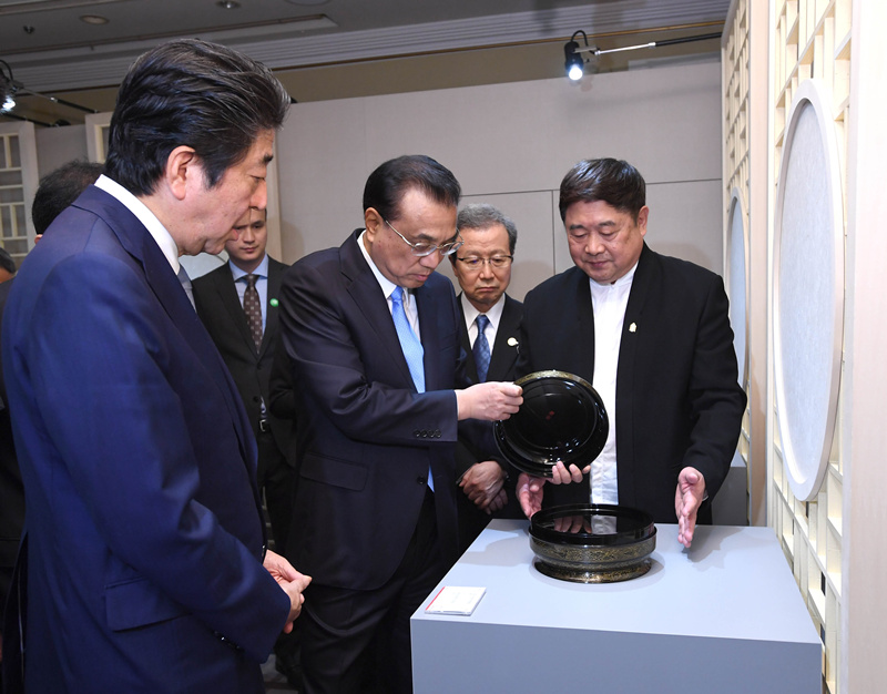 中日首相が「故宮文化・クリエイティブ展示会」を見学