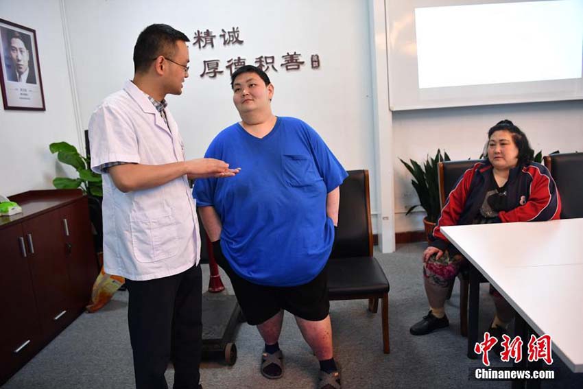 見事減量成功した「中国一の肥満」　現在は母親と一緒にダイエット