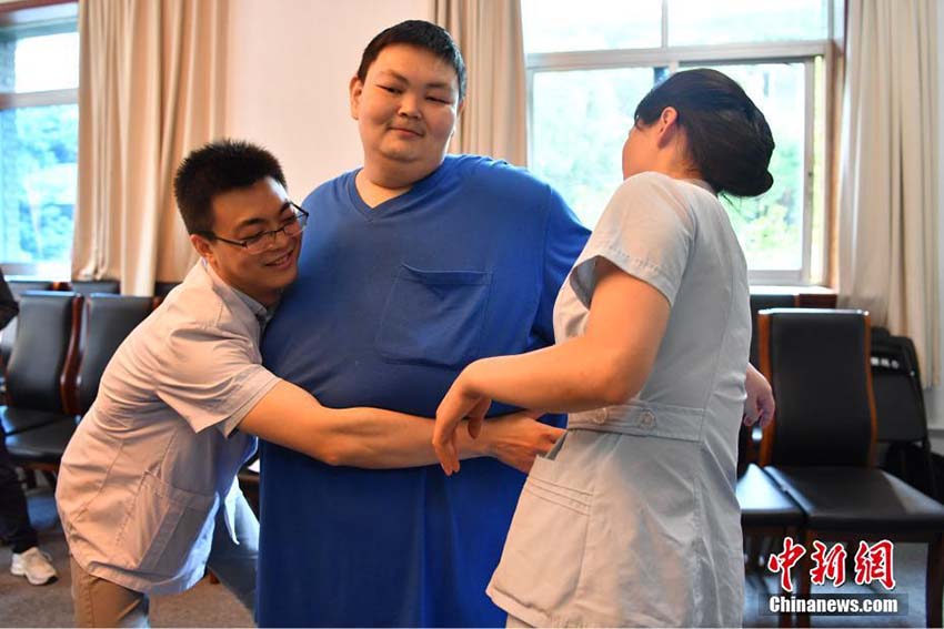 見事減量成功した「中国一の肥満」　現在は母親と一緒にダイエット