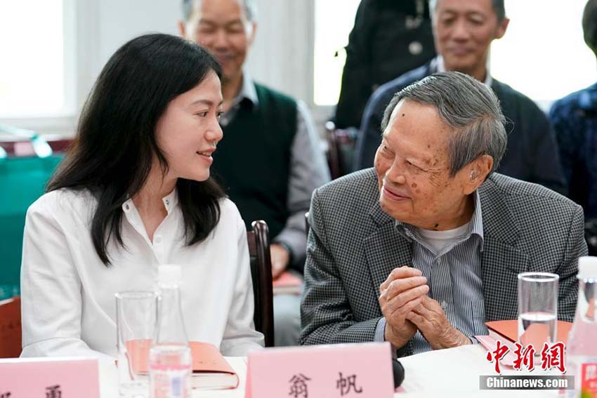 ノーベル物理学賞受賞者の楊振寧・翁帆夫妻が新著を北京で発表