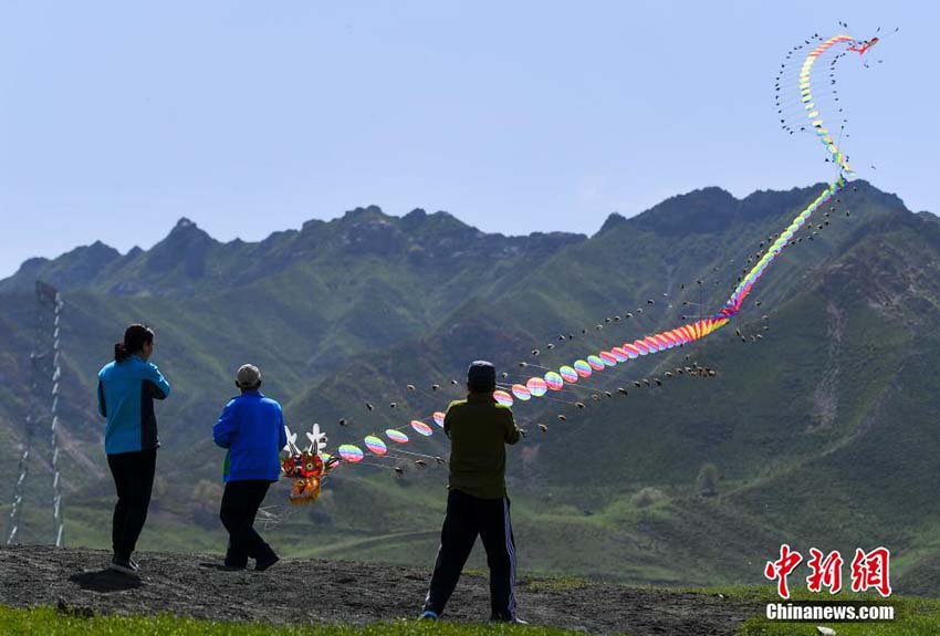 新疆ウルムチで凧ショー　ユニークなデザインの凧が上空を舞う