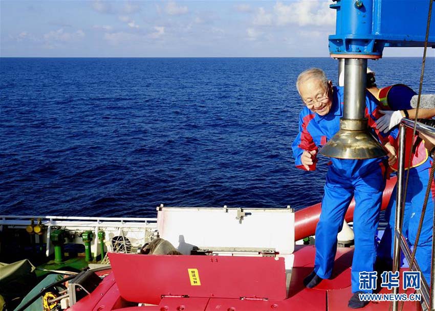 中国の有人深海潜水機「深海勇士」が史上最高齢の乗客を乗せる