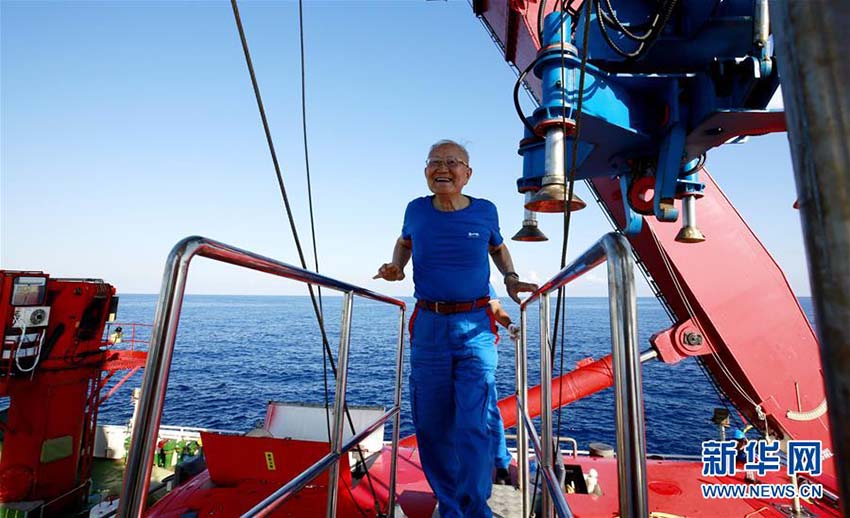 中国の有人深海潜水機「深海勇士」が史上最高齢の乗客を乗せる