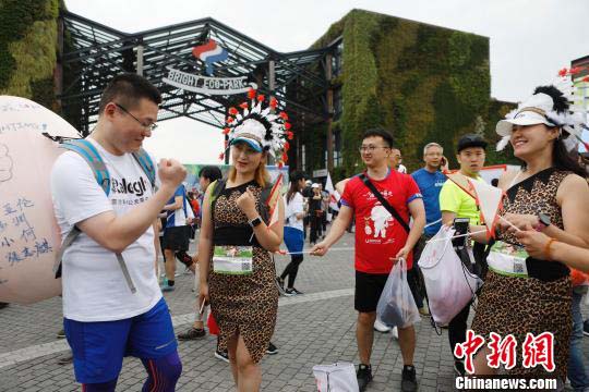 子供たちを支援するために50キロを歩くウォーキングイベント　上海