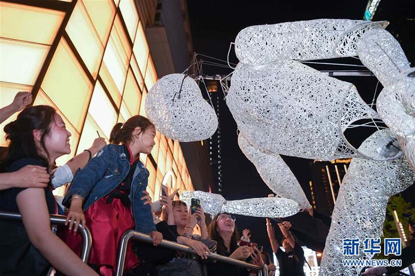 巨大LED人形「ダンドゥ」が瀋陽市に登場　遼寧省