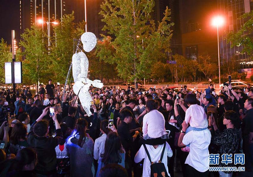 巨大LED人形「ダンドゥ」が瀋陽市に登場　遼寧省