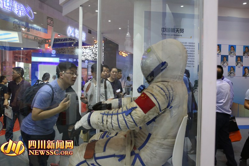 神舟11号帰還モジュールが世界スマート大会で展示