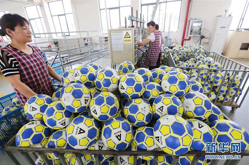 サッカーボールの生産ピークを迎えた江蘇省の町工場