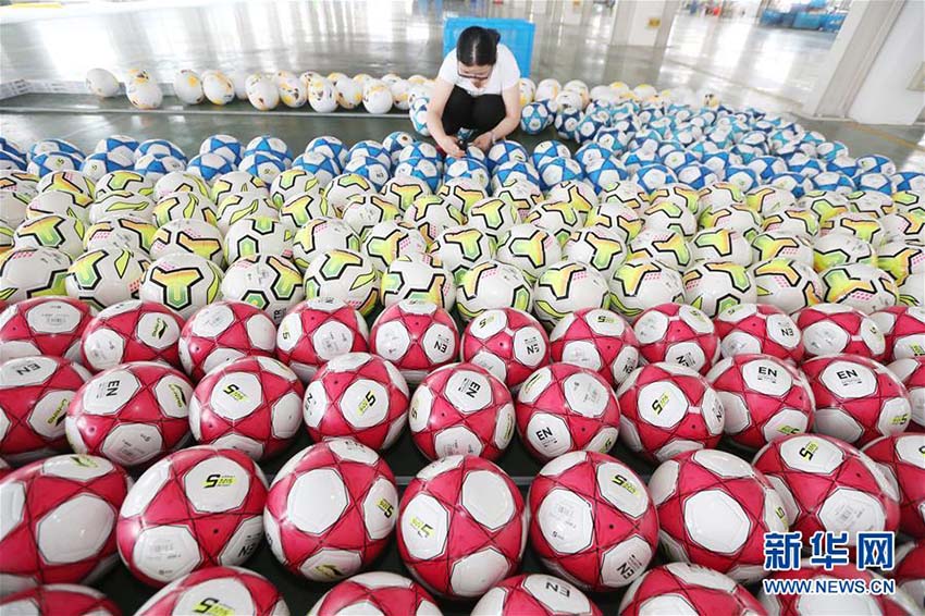 サッカーボールの生産ピークを迎えた江蘇省の町工場