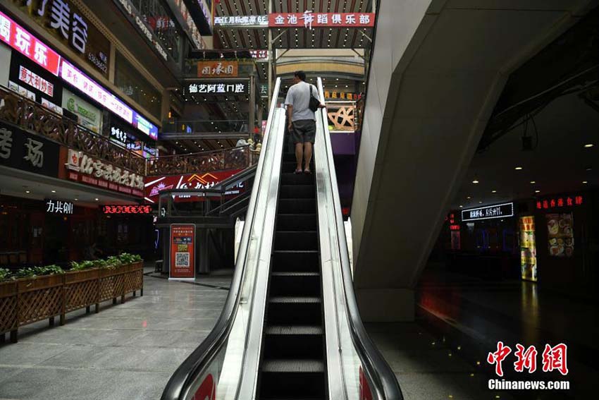 重慶市のショッピングモールの「スリムすぎるエスカレーター」