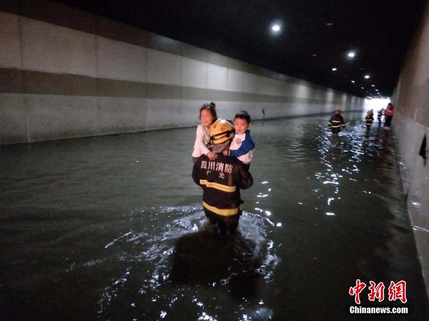 豪雨で立ち往生のスクールバス、生徒たち無事救出　四川省広元市