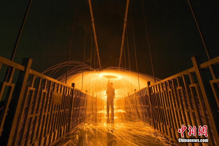 湖南・長沙の玻璃橋で光のショー