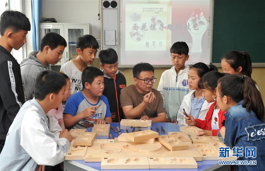 河北伝統の小麦粉細工食品　小学校で型の技術の授業