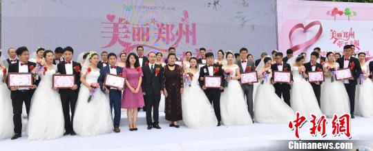 ボートや自転車によるエコライフ提唱の合同結婚式　河南省