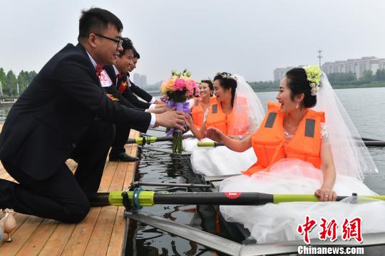 ボートや自転車によるエコライフ提唱の合同結婚式　河南省