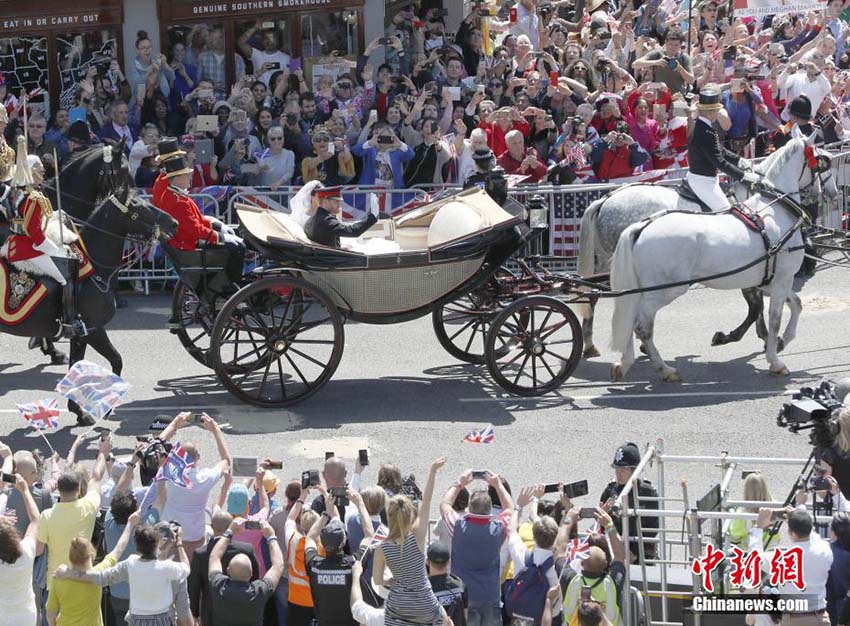 ヘンリー王子夫妻の挙式に約10万人　英国