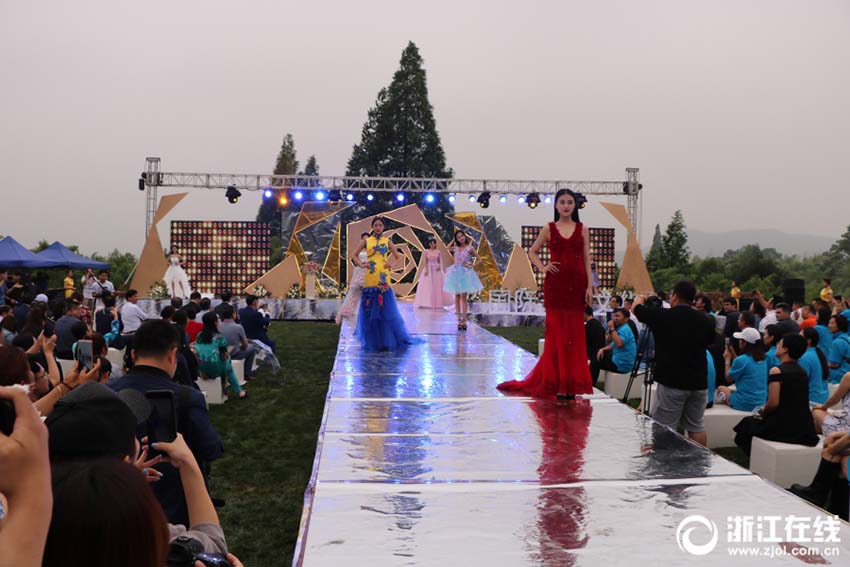 バラ文化フェスティバルを通じてコスメタウン湖州市の花開く　浙江省