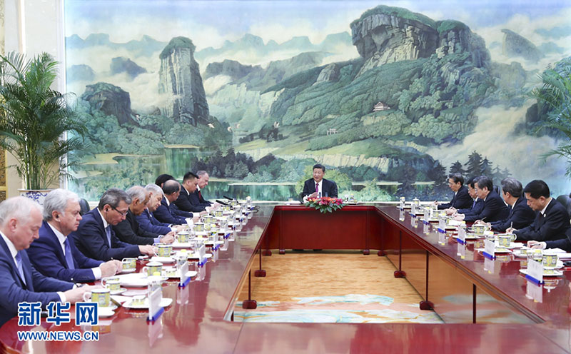 第13回SCO加盟国安全保障会議事務官会議に出席するため訪中した外国側代表と北京の人民大会堂で合同会見した習主席（5月22日撮影・謝環馳）。