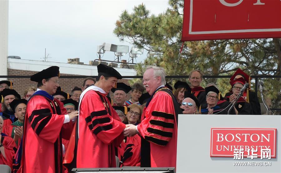 ボストン大学が中国の張芸謀監督に栄誉博士学位を授与