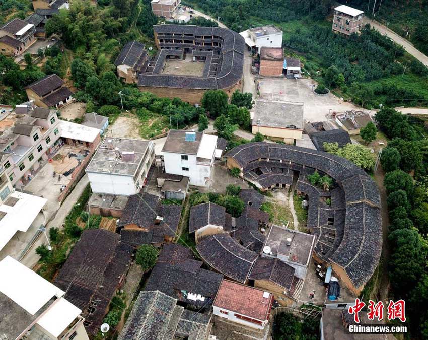 福建省の村に現存する築百年の歴史誇る土楼