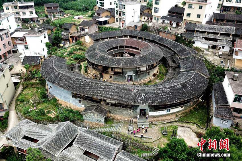 福建省の村に現存する築百年の歴史誇る土楼