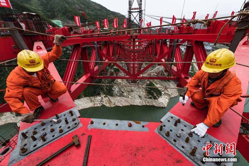 世界最大スパン推力型アーチ橋が完成　湖北省