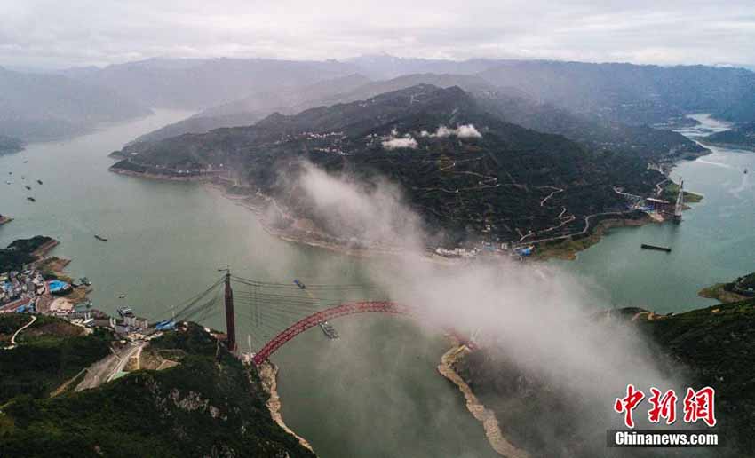 世界最大スパン推力型アーチ橋が完成　湖北省
