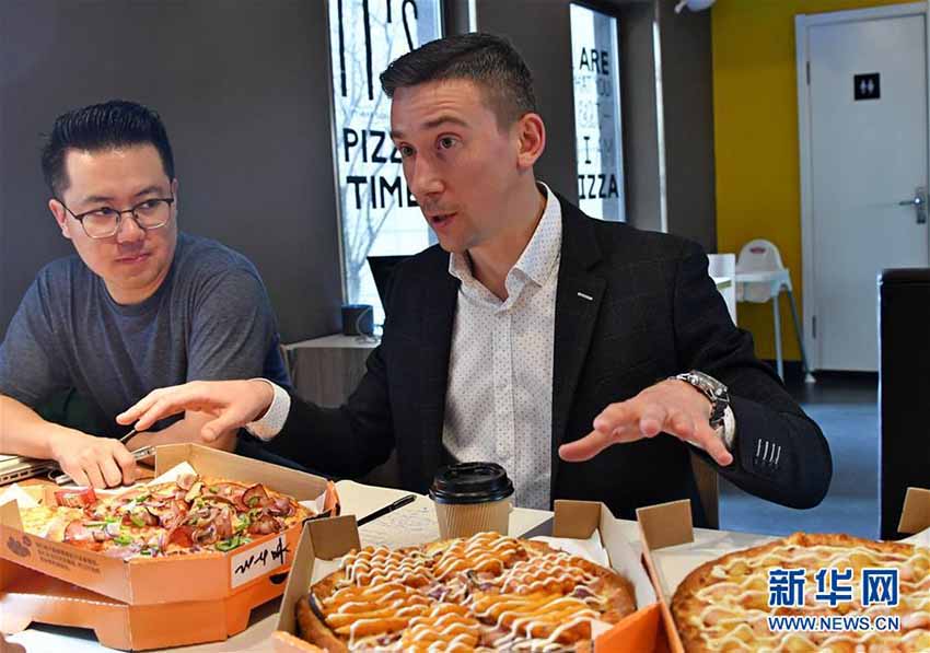 中国でロシアのピザチェーン店展開を目論むロシア人男性