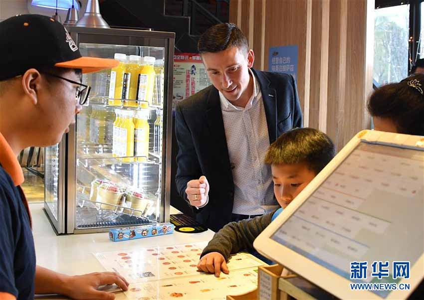 中国でロシアのピザチェーン店展開を目論むロシア人男性