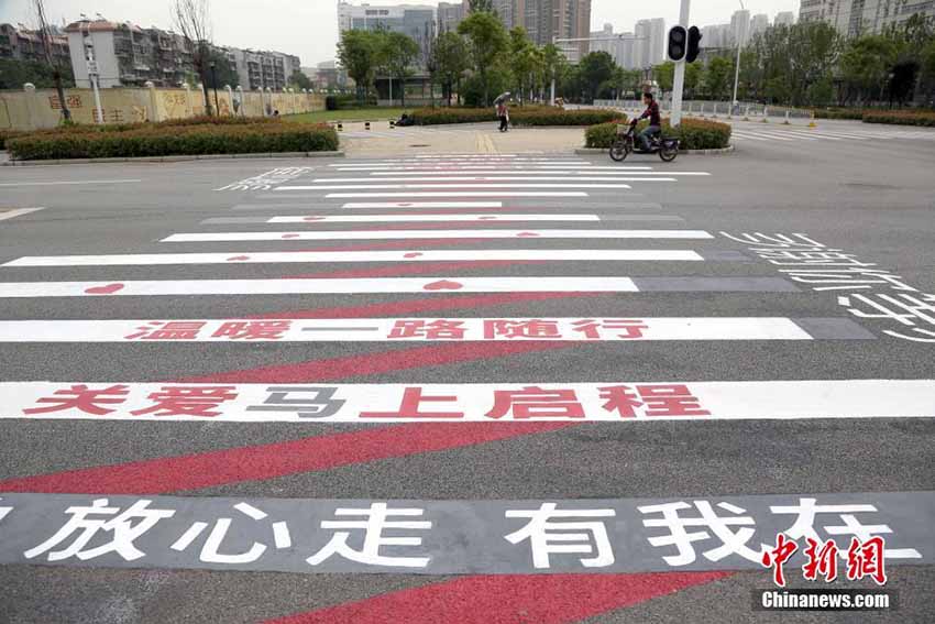 武漢に「待ってくれてありがとう」などのフレーズが書かれた横断歩道
