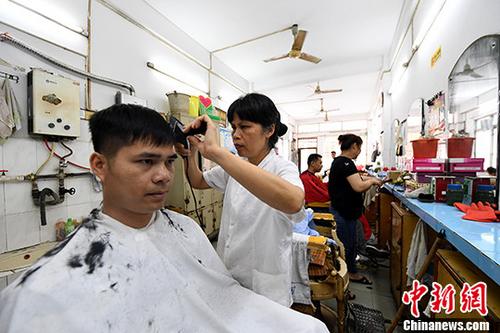 南寧市で「最年長」と呼ばれる理髪店　広西壮（チワン）族自治区