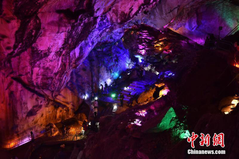 1億4千万年をかけて形成された「華北一険しい鍾乳洞」の神秘さ　山西省