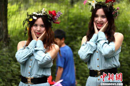 双子フェスティバルで双子100組が集合写真　河南省